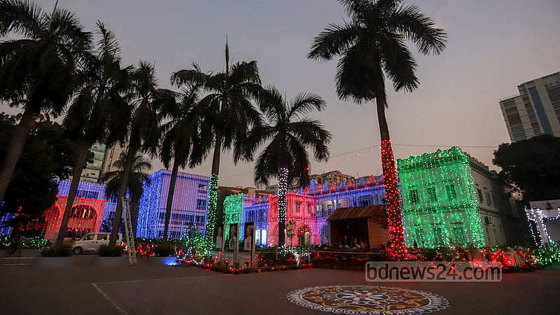 বড়দিন উপলক্ষে শুক্রবার কাকরাইলের সেন্ট মেরিস ক্যাথিড্রালে আলোকসজ্জা। ছবি: আসিফ মাহমুদ অভি