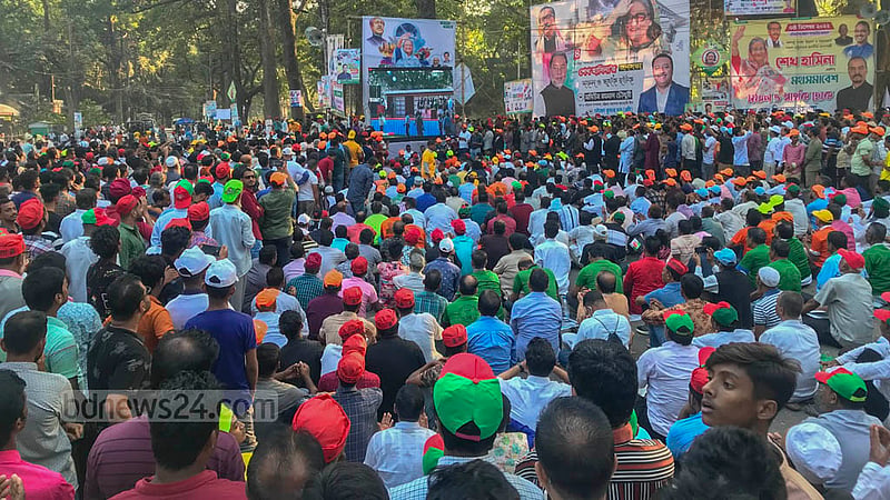 চট্টগ্রামের পলোগ্রাউন্ড মাঠে রোববার শেখ হাসিনার জনসভায় যোগ দিতে আওয়ামী লীগ নেতাকর্মীদের ঢল।&amp;nbsp;ছবি: সুমন বাবু