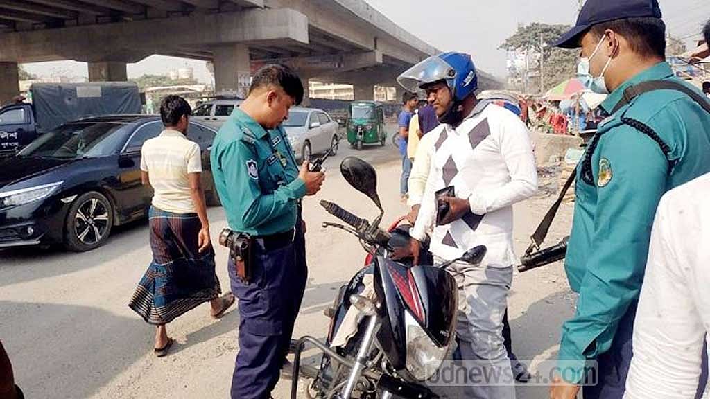 গাজীপুরে পুলিশের তল্লাশি, চেক করা হচ্ছে ‘ফোনের মেসেজ’