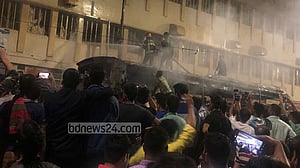 রাজধানীর বাংলামোটরে বাসে আগুন
