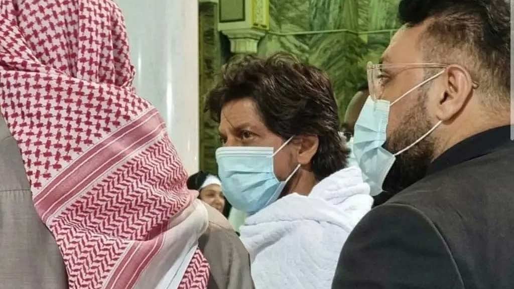 সৌদিতে শুটিং শেষে ওমরাহ করলেন শাহরুখ খান