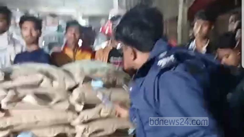 ভোলায় বিএডিসির ৯৪ বস্তা বীজসহ ব্যবসায়ী আটক