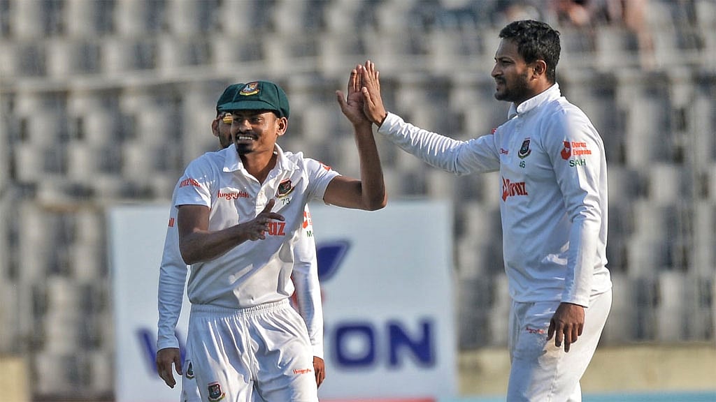 সাকিব-তাইজুলের দারুণ বোলিংয়ের দিনে সেই চেনা আক্ষেপ