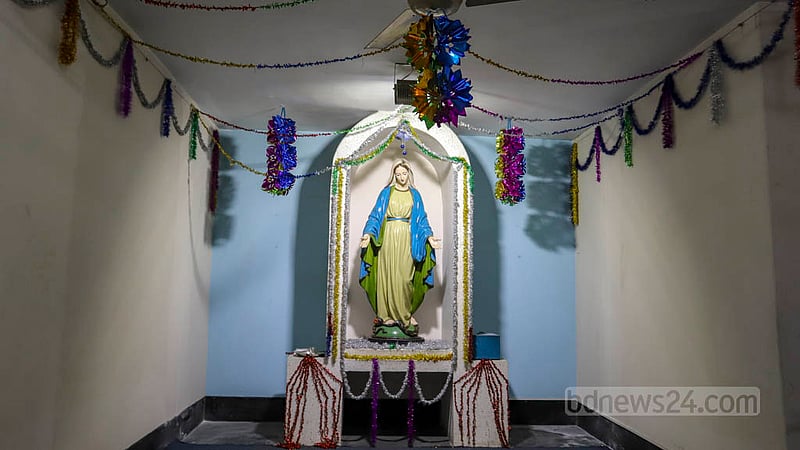 ঢাকার কাকরাইল রোডের সেন্ট মেরিস ক্যাথিড্রালে খ্রিস্টাদের বড়দিন উদযাপনের প্রস্তুতি এখন শেষ দিকে। ছবি: আসিফ মাহমুদ অভি