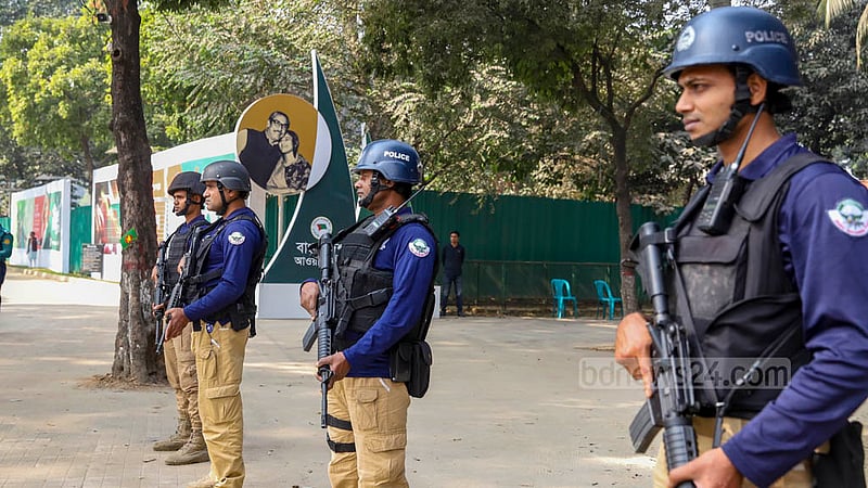 আওয়ামী লীগের জাতীয় সম্মেলন ঘিরে সোহরাওয়ার্দী উদ্যান ও আশপাশের এলাকায় নেওয়া হয়েছে আইন-শৃঙ্খলা বাহিনীর কড়া নিরাপত্তা ব্যবস্থা।&amp;nbsp;ছবি: মাহমুদ জামান অভি