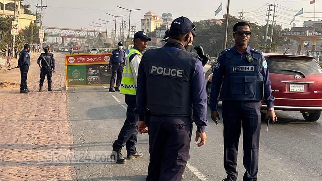 সাভারের বিভিন্ন পয়েন্টে বেড়েছে পুলিশের তল্লাশি চৌকি