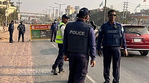 সাভারের বিভিন্ন পয়েন্টে বেড়েছে পুলিশের তল্লাশি চৌকি