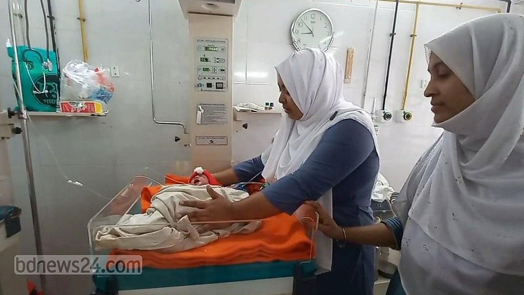কম্বলে পেঁচানো ফুটফুটে শিশুটি পড়ে ছিল ময়লার ভাগাড়ে