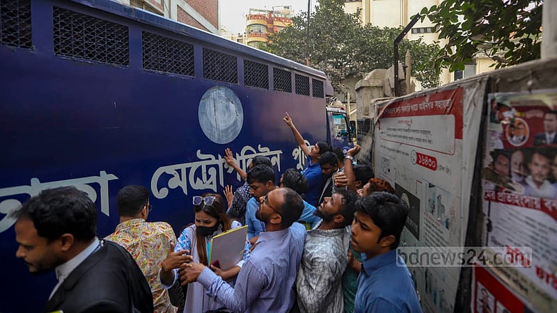 নয়া পল্টনে সংঘর্ষের ঘটনায় বৃহস্পতিবার বিএনপি নেতাকর্মীদের প্রিজন ভ্যানে করে আদালত প্রাঙ্গণে আনা হলে তাদের সঙ্গে কথা বলার চেষ্টা করে দলটির সমর্থক আইনজীবীরা।&amp;nbsp;ছবি: মাহমুদ জামান অভি