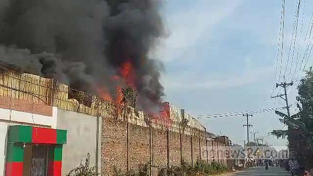 গাজীপুরে তুলার গুদামে অগ্নিকাণ্ড