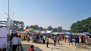 রাজশাহীতে বিএনপির সমাবেশস্থলে পুলিশ, পাশে উৎসবের আমেজে কর্মীরা