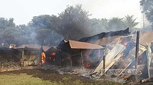 গাইবান্ধায় পুড়ল পাটের গুদাম, ৩ বসতবাড়ি