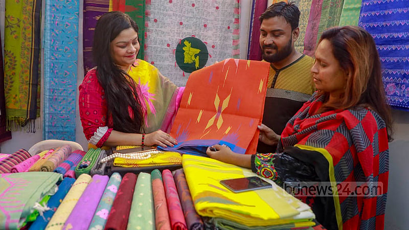 এসএমই পণ্য মেলার শেষ দিন শনিবার একটি স্টলে পণ্য দেখছেন দর্শনার্থী। ছবি: মোস্তাফিজুর রহমানএসএমই পণ্য মেলার শেষ দিন শনিবার একটি স্টলে পণ্য দেখছেন দর্শনার্থী। ছবি: মোস্তাফিজুর রহমান