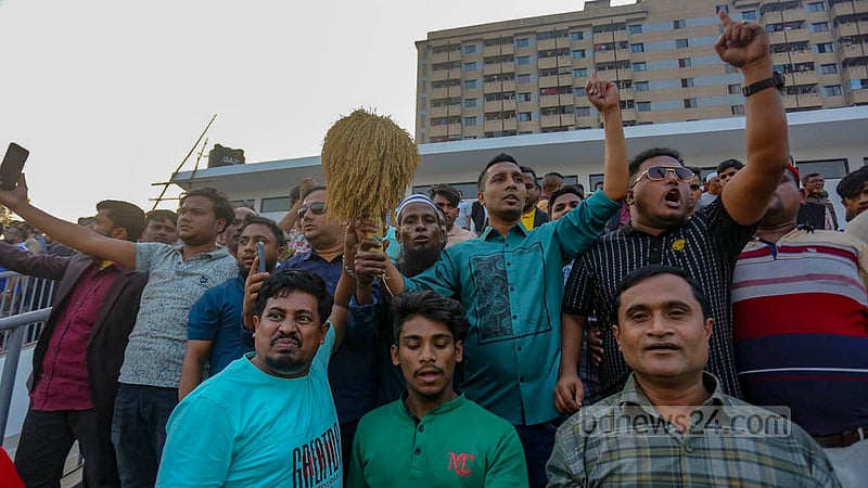 ঢাকায় শনিবার বিএনপির সমাবেশের জন্য গোলাপবাগ মাঠ স্থান নির্ধারণের খবর জানাজানির পর জড়ো হতে শুরু করেছেন দলটির নেতা কর্মীরা। সমাবেশ স্থলে ছবি তুলছেন, সেলফি নিচ্ছেন; ফেইসবুক লাইভ করতেও দেখা গেছে।