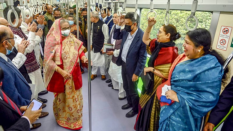 উত্তরায় মেট্রোরেল উদ্বোধনের পর প্রথম যাত্রী হিসেবে অন্য যাত্রীদের সঙ্গে প্রধানমন্ত্রী শেখ হাসিনা।&amp;nbsp;ছবি: পিএমও
