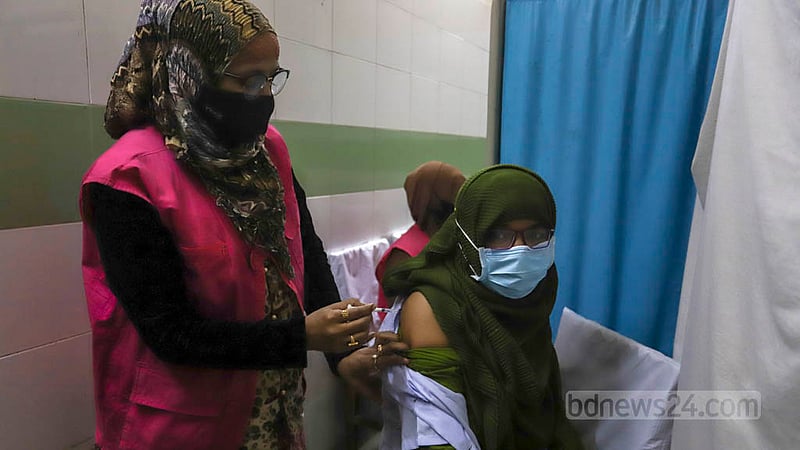 করোনাভাইরাসের টিকার চতুর্থ ডোজ দেওয়া শুরু হয়েছে দেশে; প্রথম পর্যায়ে এই ডোজ পাবেন ৬০ বছর বা এর বেশি বয়সী ব্যক্তি, দীর্ঘমেয়াদী রোগে আক্রান্ত ১৮ বছর বা এর বেশি বয়সী জনগোষ্ঠী, স্বল্প রোগপ্রতিরোধ ক্ষমতাসম্পন্ন জনগোষ্ঠী, গর্ভবতী নারী ও দুগ্ধদানকারী মা এবং সম্মুখসারির যোদ্ধা। ছবি: আসিফ মাহমুদ অভি