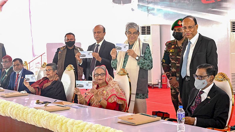 মেট্রোরেলের উদ্বোধন উপলক্ষে বুধবার দিয়াবাড়ির সুধী সমাবেশস্থলে একটি স্মারক ডাকটিকেট অবমুক্ত করেন প্রধানমন্ত্রী শেখ হাসিনা।ছবি: পিএমও