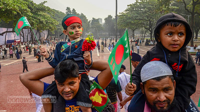 জাতির শ্রেষ্ঠ সন্তানদের প্রতি শ্রদ্ধা জানাতে বুধবার মিরপুরের বুদ্ধিজীবী স্মৃতিসৌধে আসে শিশুরাও। ছবি: আসিফ মাহমুদ অভি
