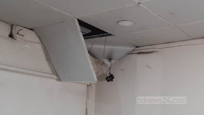 নয়া পল্টনের বিএনপি কার্যালয়ে পুলিশি অভিযানের চার দিন পর খুলে দেওয়া হলে সেখানে সিসি ক্যামেরাও ভাঙা দেখা যায়।