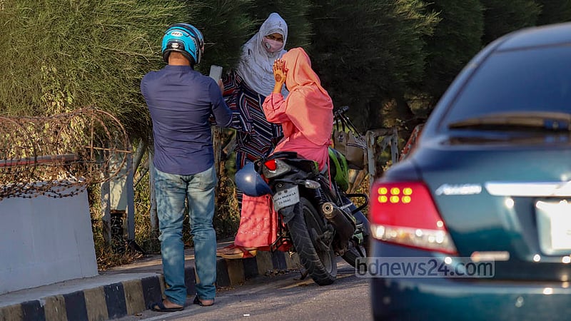 হাতিরঝিলে ওভার ব্রিজের উপর সাইন বোর্ডে পার্কিংয়ে নিষেধাজ্ঞা থাকলেও তা মানতে চান না তরুণ-তরুণীরা। ব্যস্ত ওই সড়কে ঝুঁকি নিয়ে তুলছেন ছবি।ছবি: মাহমুদ জামান অভি