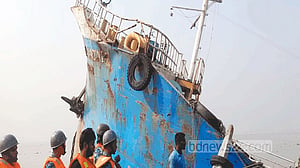 তেল নিয়ে মেঘনায় ডোবা জাহাজ উদ্ধারে দেরি