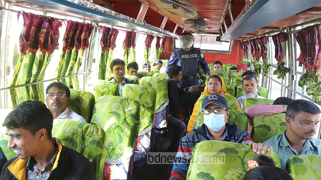 যাত্রী কম বাসও কম, চলছে টহল-তল্লাশি