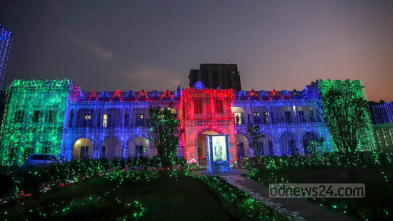 বড়দিন উপলক্ষে শুক্রবার কাকরাইলের সেন্ট মেরিস ক্যাথিড্রালে আলোকসজ্জা। ছবি: আসিফ মাহমুদ অভি