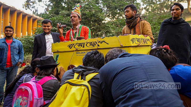 চারুকলা অনুষদ আয়োজিত জয়নুল উৎসবে মিললো গ্রামীণমেলার আমেজ। বায়োস্কোপে চোখ রেখে আনন্দ খুঁজছিলেন উচ্ছ্বসিত মানুষ।&amp;nbsp;ছবি: মাহমুদ জামান অভি