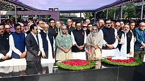 বঙ্গবন্ধুর প্রতিকৃতিতে আওয়ামী লীগের নতুন কমিটির শ্রদ্ধা