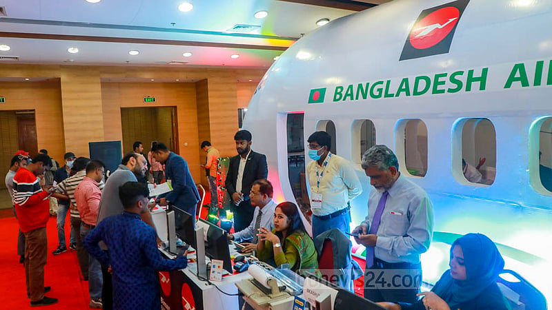 ঢাকার বঙ্গবন্ধু আন্তর্জাতিক সম্মেলন কেন্দ্রে আয়োজিত তিন দিনব্যাপী পর্যটন মেলার শেষ দিন শনিবার বিমান বাংলাদেশের স্টলে দশনার্থীরা। ছবি: মোস্তাফিজুর রহমান