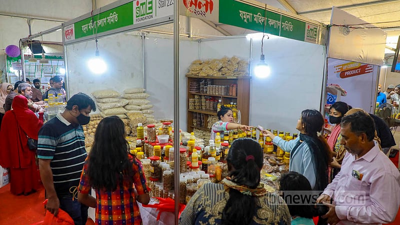 ঢাকার বঙ্গবন্ধু আন্তর্জাতিক সম্মেলন কেন্দ্রে আয়োজিত এসএমই পণ্য মেলায় খাদ্যপণ্যের একটি স্টলে ক্রেতারা। ১০ দিনের মেলার শেষ দিন ছিল শনিবার। ছবি: মোস্তাফিজুর রহমান