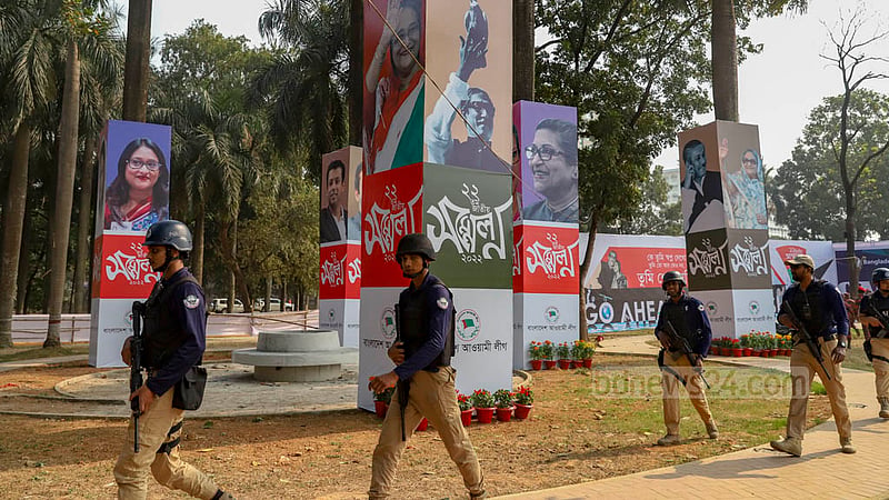 আওয়ামী লীগের জাতীয় সম্মেলন ঘিরে সোহরাওয়ার্দী উদ্যান ও আশপাশের এলাকায় নেওয়া হয়েছে আইন-শৃঙ্খলা বাহিনীর কড়া নিরাপত্তা ব্যবস্থা।&amp;nbsp;ছবি: মাহমুদ জামান অভি