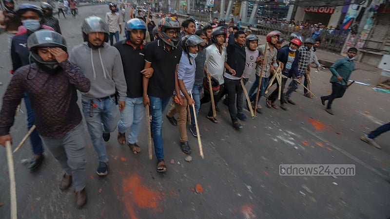 ঢাকার নয়া পল্টনে বিএনপির কার্যালয়ের সামনে বুধবার সংঘর্ষের সময় পুলিশের পাশে হেলমেট পরে লাঠি হাতে একদল যুবককে দেখা যায়। ছবি: আসিফ মাহমুদ অভি