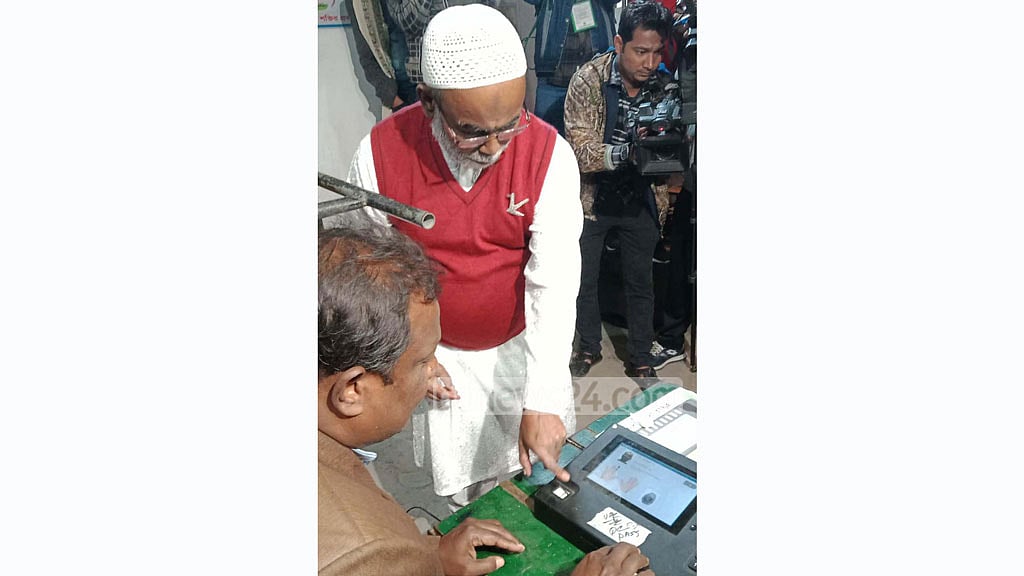 ইভিএমে জটিলতা: জাপার মেয়র প্রার্থীর ভোট দিতে দেরি