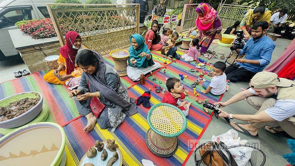 শিশুদের কলকাকলিতে মুখরিত এক সকাল