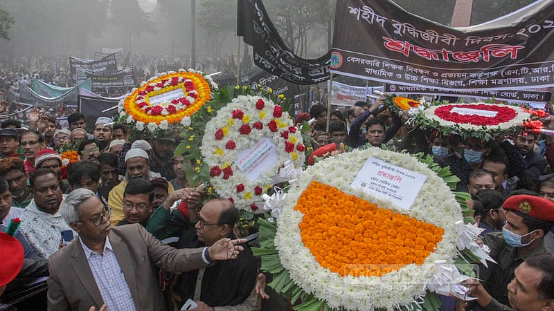 শহীদ বুদ্ধিজীবী দিবসে বুধবার সকালে মিরপুরে শহীদ বুদ্ধিজীবী স্মৃতিসৌধে শ্রদ্ধা জানায় সর্বস্তরের মানুষ। ছবি: আসিফ মাহমুদ অভি