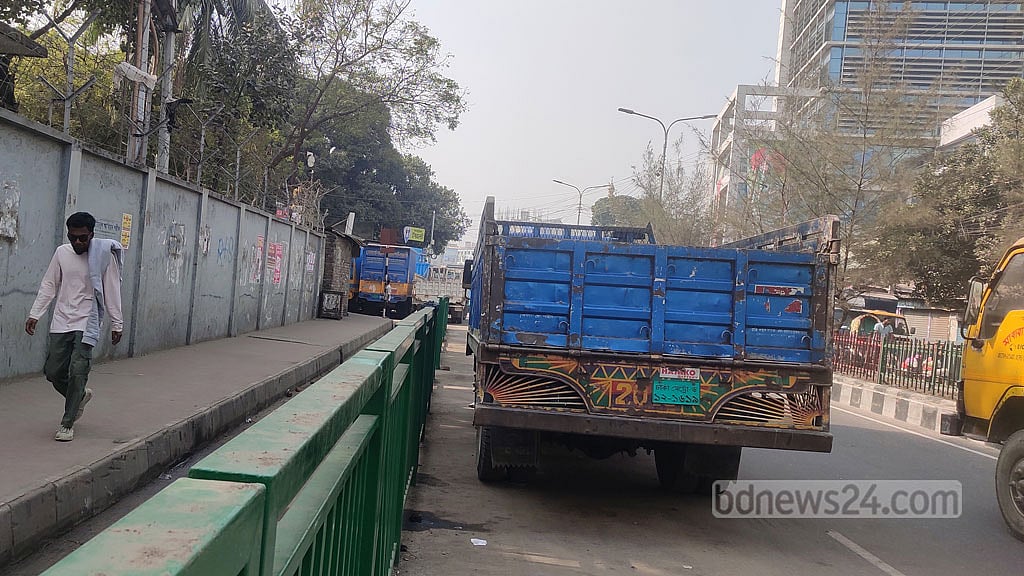 দখল ঠেকাতে তেজগাঁও ট্রাক স্ট্যান্ডের সড়কে রিকশার লেইন