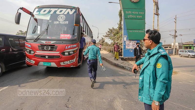 ঢাকা-আরিচা মহাসড়কের ঢাকামুখী বাসসহ বিভিন্ন যানবাহন থামিয়ে তল্লাশি করছে পুলিশ৷ ছবি: আসিফ মাহমুদ অভি