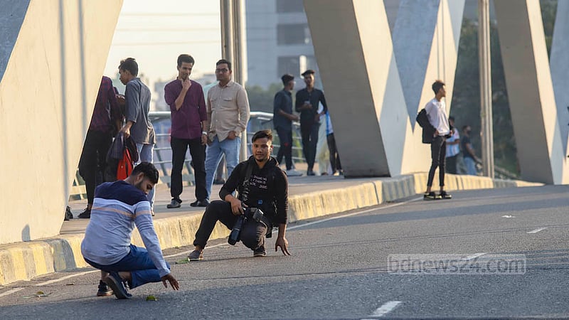 হাতিরঝিলে রামপুরা অংশের ব্রিজের উপর ছবি তুলে দেওয়া হয় ঘুরতে আসা মানুষদের। প্রতি ছবির জন্য রাখা হয় ৫০ টাকা করে।