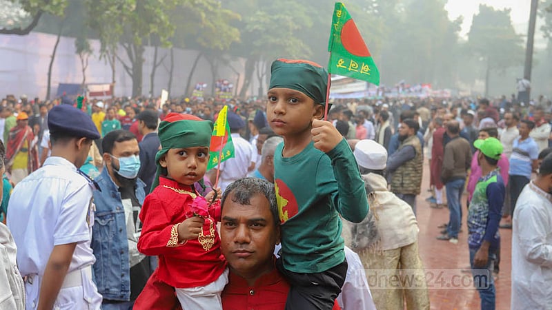 জাতির শ্রেষ্ঠ সন্তানদের প্রতি শ্রদ্ধা জানাতে বুধবার মিরপুরের বুদ্ধিজীবী স্মৃতিসৌধে আসে শিশুরাও। ছবি: আসিফ মাহমুদ অভি