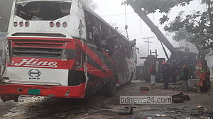 সিরাজগঞ্জে ট্রেনের ধাক্কায় বাসের সুপারভাইজার নিহত