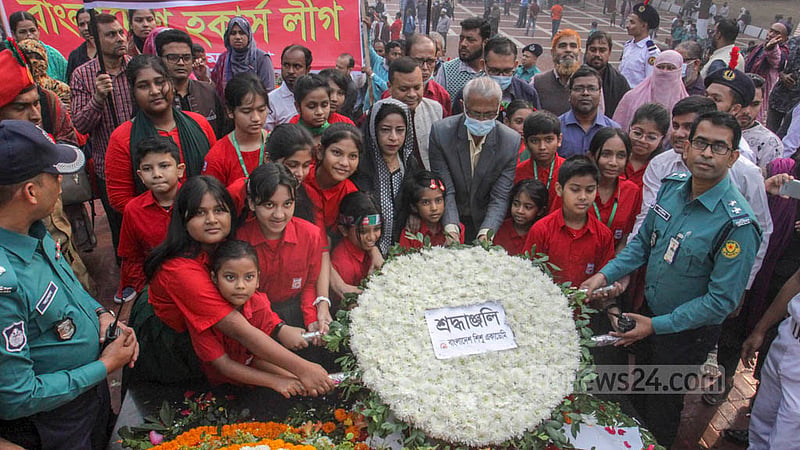 শহীদ বুদ্ধিজীবী দিবসে বুধবার সকালে মিরপুরে শহীদ বুদ্ধিজীবী স্মৃতিসৌধে বিভিন্ন সংগঠনের পক্ষ থেকে শ্রদ্ধা নিবেদন করা হয়। ছবি: আসিফ মাহমুদ অভি
