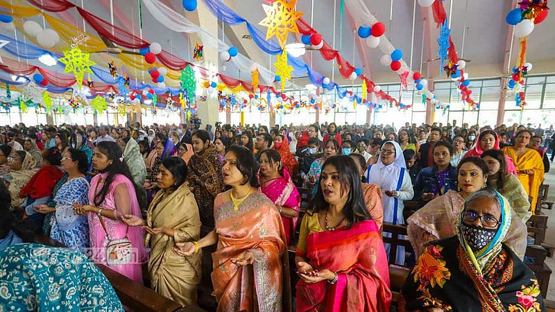 বড়দিনের সকালে রোববার তেজগাঁওয়ের হলি রোজারি চার্চে প্রার্থনায় নারীরা।