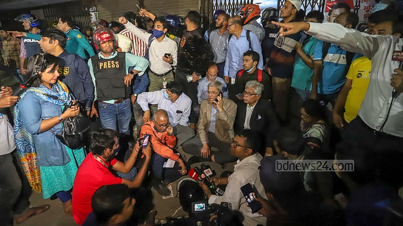 ঢাকার নয়া পল্টনে বুধবার বিএনপিকর্মীদের সঙ্গে পুলিশের সংঘর্ষের পর দলীয় কার্যালয়ে ঢুকতে বাধা পেয়ে সড়কে বসে পড়েন দলটির মহাসচিব মির্জা ফখরুল ইসলাম আলমগীর। ছবি: আসিফ মাহমুদ অভি