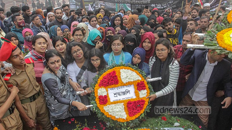 জাতির শ্রেষ্ঠ সন্তানদের প্রতি শ্রদ্ধা জানাতে বুধবার মিরপুরের বুদ্ধিজীবী স্মৃতিসৌধে আসেন বিভিন্ন শিক্ষা প্রতিষ্ঠানের শিক্ষার্থীরা। ছবি: আসিফ মাহমুদ অভি