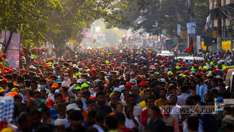 গোলাপবাগ মাঠে বিএনপির সমাবেশে যোগ দিতে শনিবার সকালে সায়দাবাদ-কমলাপুর সড়কে দলটির নেতা-কর্মীদের অবস্থান।&amp;nbsp;ছবি: মাহমুদ জামান অভি