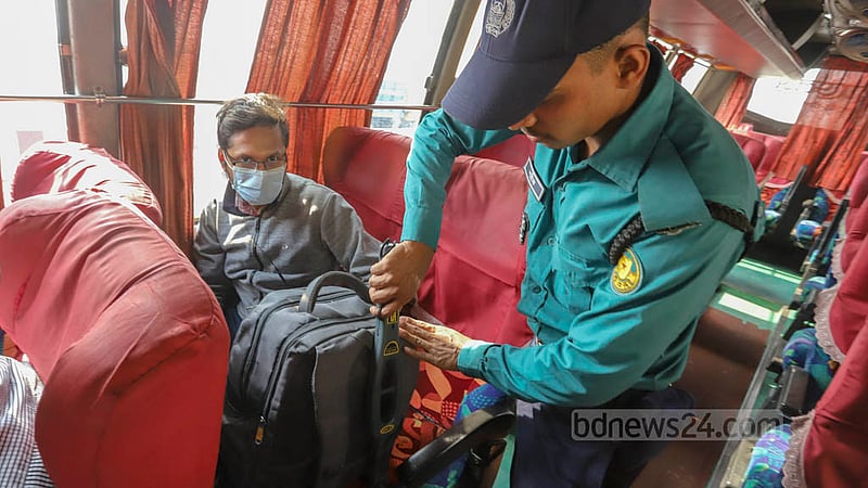 গাবতলীর তল্লাশিচৌকিতে বৃহস্পতিবার বাস যাত্রীদের ব্যাগ তল্লাশি করতে দেখা গেছে পুলিশ সদস্যদের। ছবি: আসিফ মাহমুদ অভি