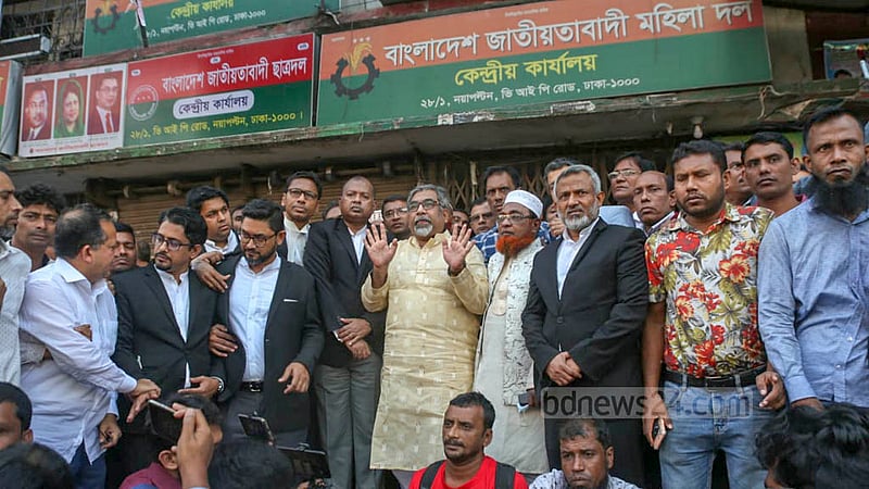 পুলিশি অভিযানের চার দিন পর নয়া পল্টনের দলীয় কার্যালয় ঘুরে দেখে সাংবাদিকদের সামনে আসেন বিএনপির সাংগঠনিক সম্পাদক সৈয়দ এমরান সালেহ প্রিন্স। তিনি বলেন, লণ্ডভণ্ড অবস্থা দেখে তারা ‘হতভম্ব’।