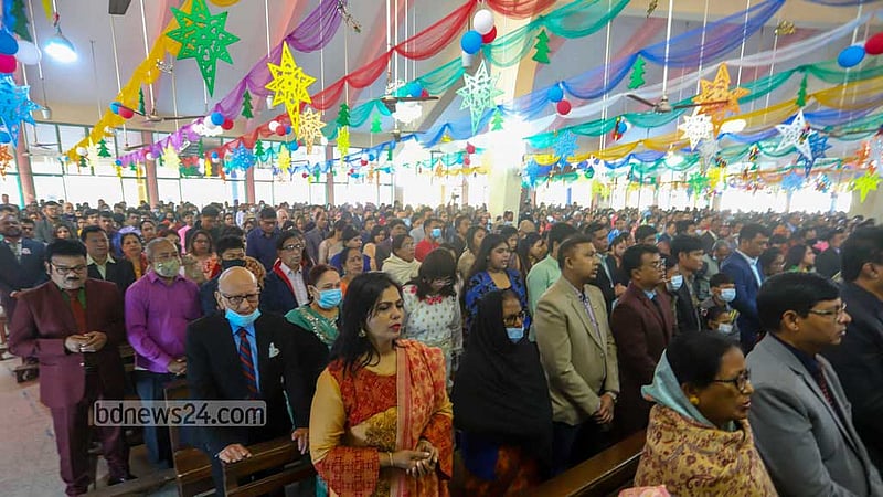 বড়দিনের সকালে রোববার ঢাকার তেজগাঁওয়ের হলি রোজারি চার্চে প্রার্থনায় অংশ নেন সব বয়সী মানুষ।