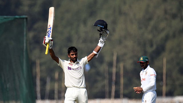 সিলেটে ইশ্বরনের সেঞ্চুরি, ভারত-পুজারার ফিফটি